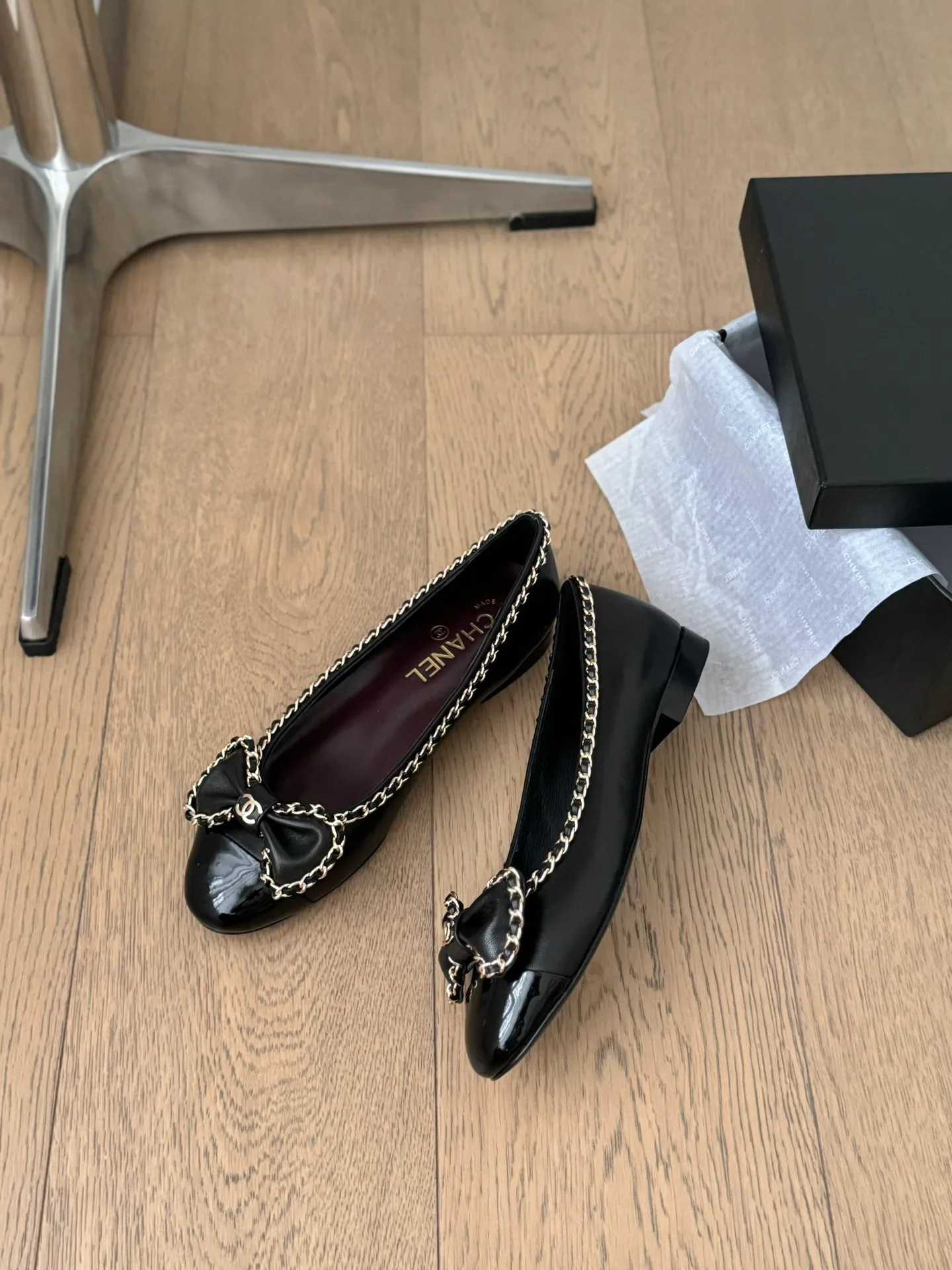 👟👟Ex-factory price 580👟👟 Purchasing agent Chanel Xiaoxiang 24A new chain double C thick heel shoes! 1:1 replica of the original. A classic among classics. It is perfect whether paired with trousers or skirts. The small round head design is very good at modifying the shape of the feet. A must-have for little fairies! The upper is made of imported lambskin, the lining is top-grade mixed sheepskin, and the outsole is imported Italian cowhide. Heel height: 2.5cm. Size: 35-39 (40/41/42/43 customized)